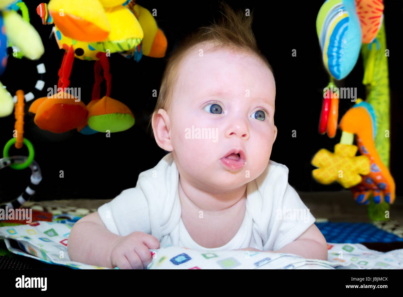 Retrato de casi cuatro meses de bebé niña jugando Fotografía de stock -  Alamy
