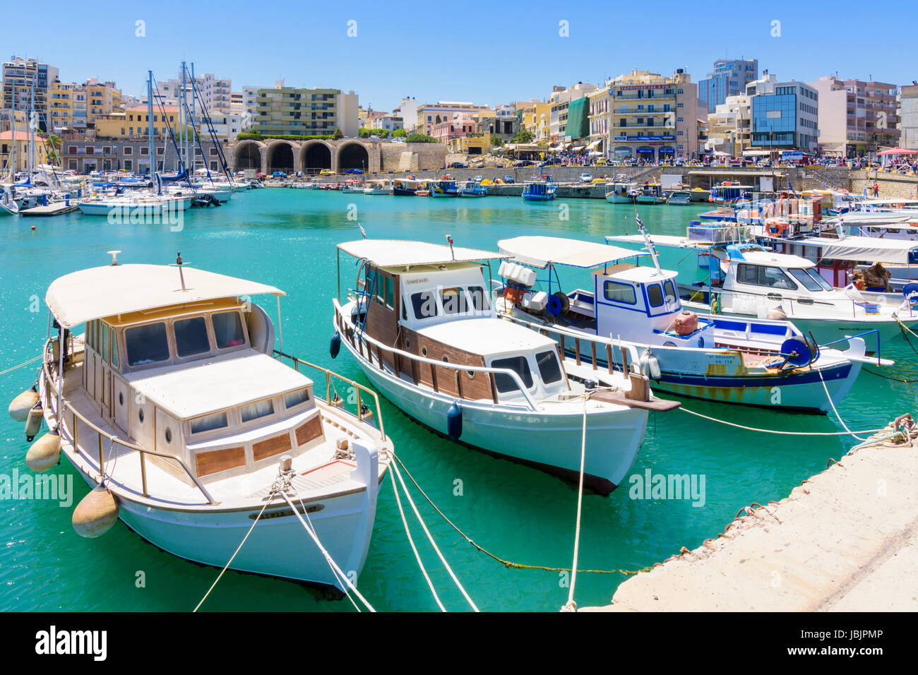 Barcos pesqueros amarrados en el antiguo puerto veneciano de Heraklion, Creta, Grecia Foto de stock