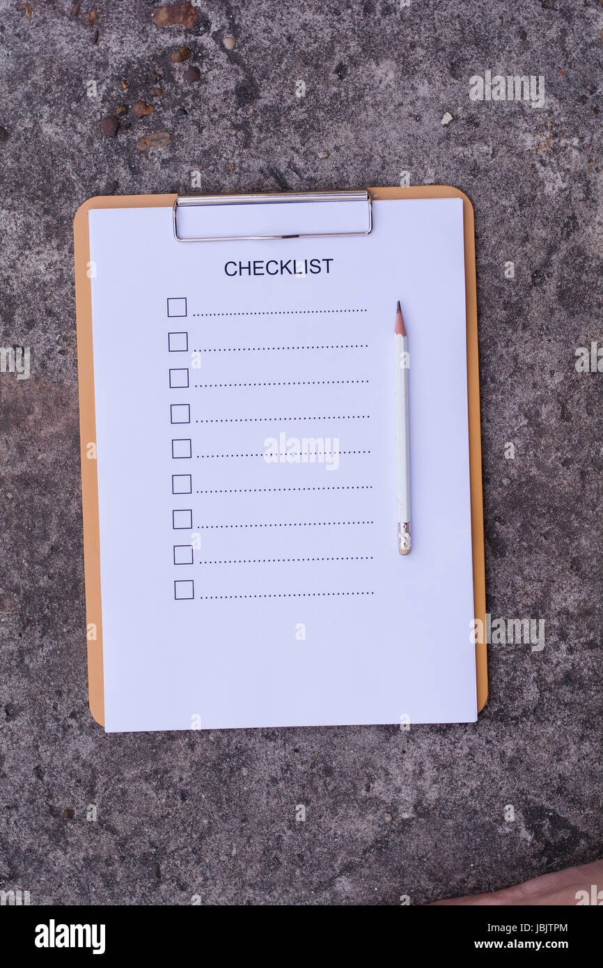 Concepto - Lista de comprobación lista de comprobación, papel y un lápiz con una lista de verificación en Word tabla de madera Foto de stock