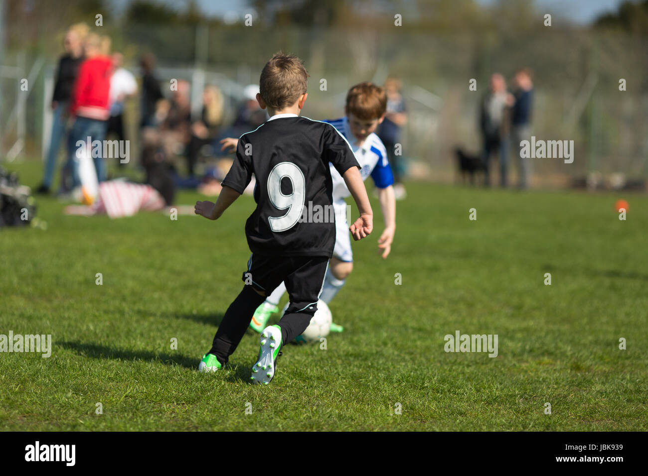Dos jóvenes futbolistas durante el partido de fútbol. Las marcas se han  eliminado Fotografía de stock - Alamy