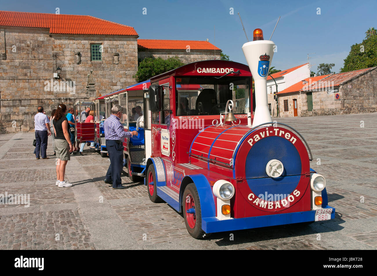 Pequeño tren turístico en la plaza Fefinans, Cambados, provincia de Pontevedra, en la región de Galicia, España, Europa Foto de stock