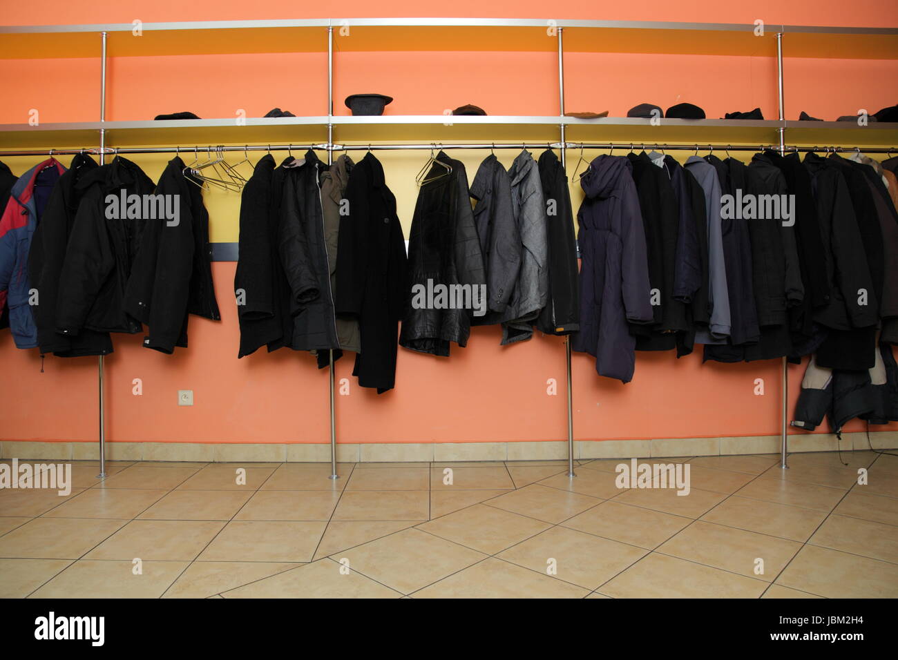 Vestuario muchos ropa de aseo en el centro de negocios Fotografía de stock  - Alamy