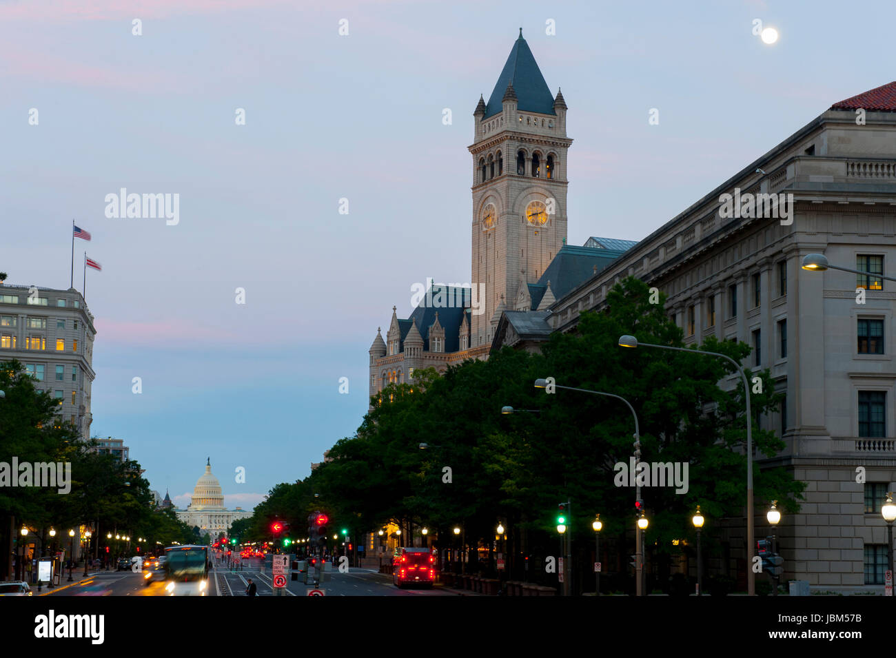 Ee.Uu. Washington D.C. de la Avenida Pennsylvania Ave con Trump International Hotel está a la derecha y el Edificio del Capitolio de Estados Unidos en la distancia por la noche con luna llena Foto de stock