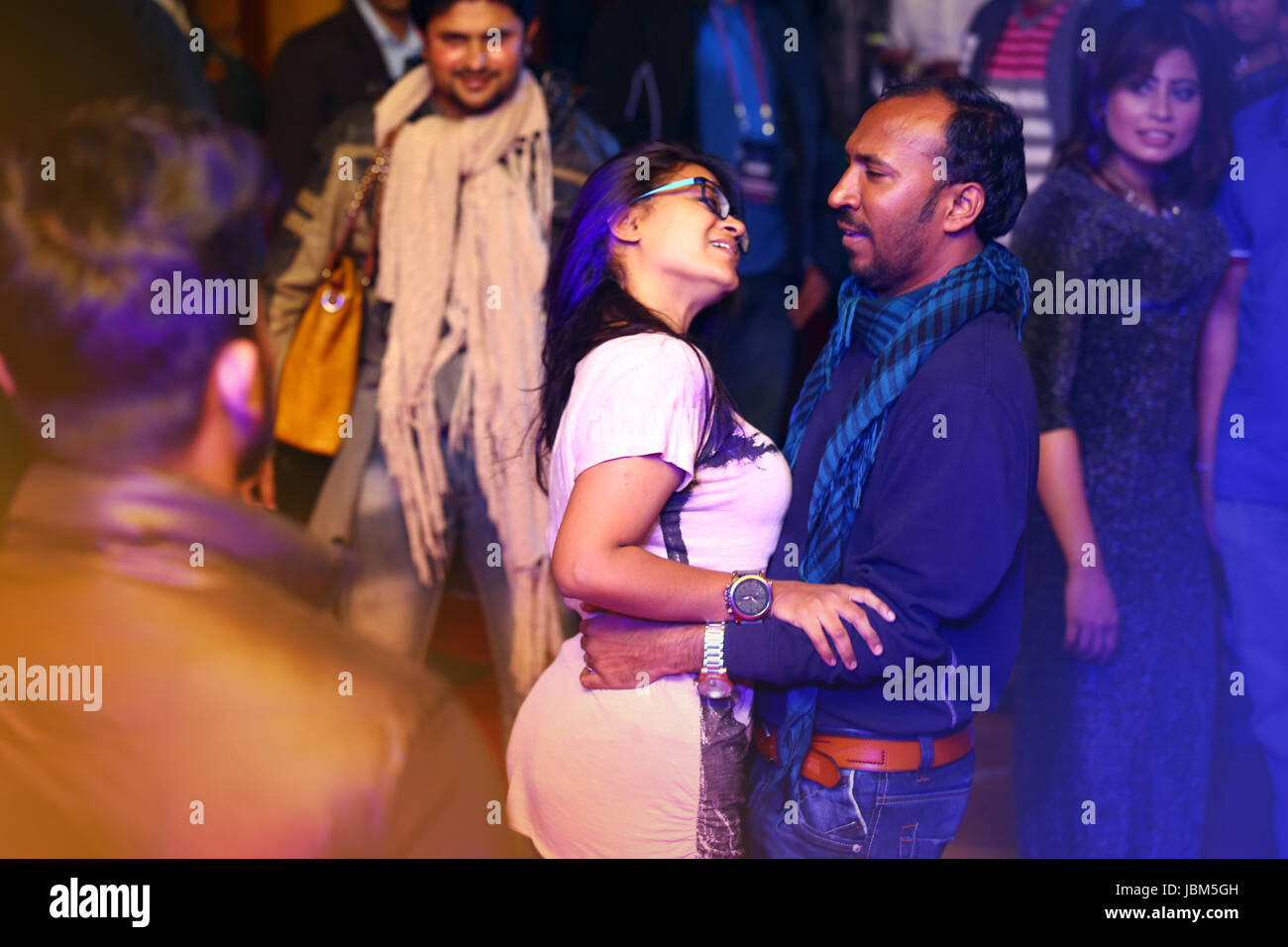 La gente bailando y disfrutando de dj fiesta en el restaurante Picasso