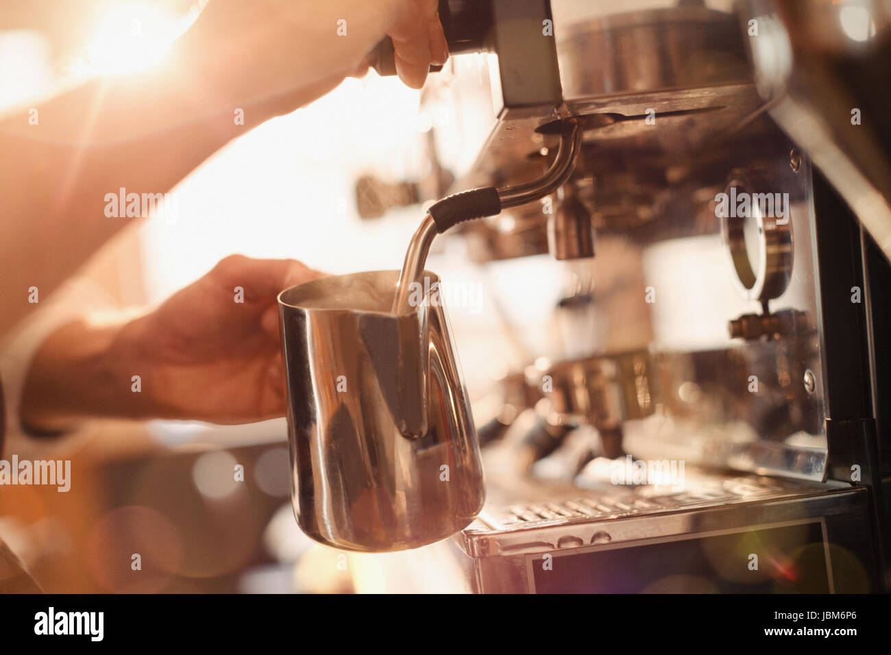 https://c8.alamy.com/compes/jbm6p6/cerrar-barista-con-maquina-de-cafe-espresso-de-vaporizador-de-leche-jbm6p6.jpg
