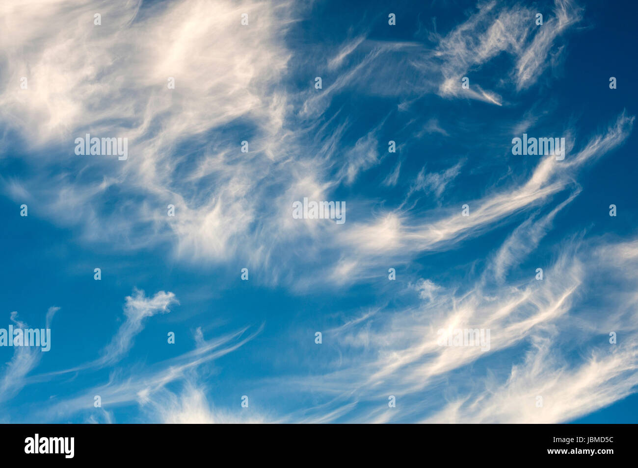 Las Nubes Cirros Cirrus Fibratus El Tiempo Justo Con Cirrus Uncinus Fotografia De Stock Alamy