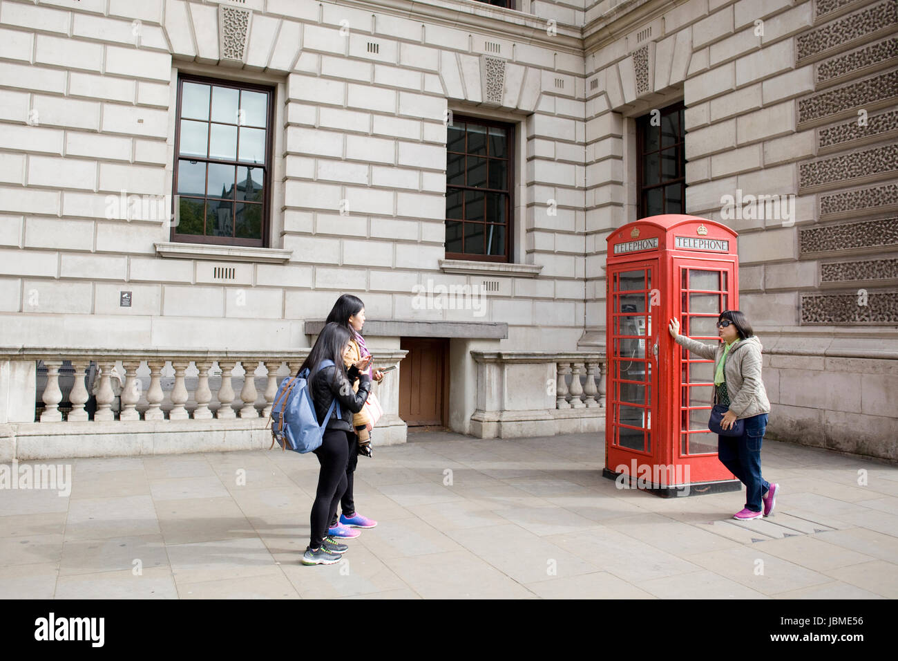 El Tesoro del gobierno edificio en esquina de Great George Street y Whitehall Londres Foto de stock