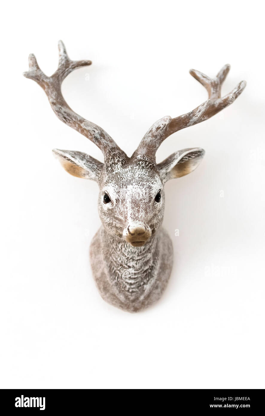 Cabeza de ciervo decorativa en la pared. Decoración de Navidad Fotografía  de stock - Alamy