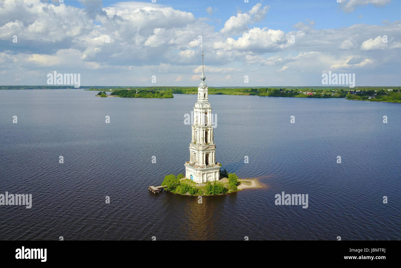 Vista aérea sobre el famoso campanario inundada en Kalyazin, oblast de Tver, Rusia Foto de stock