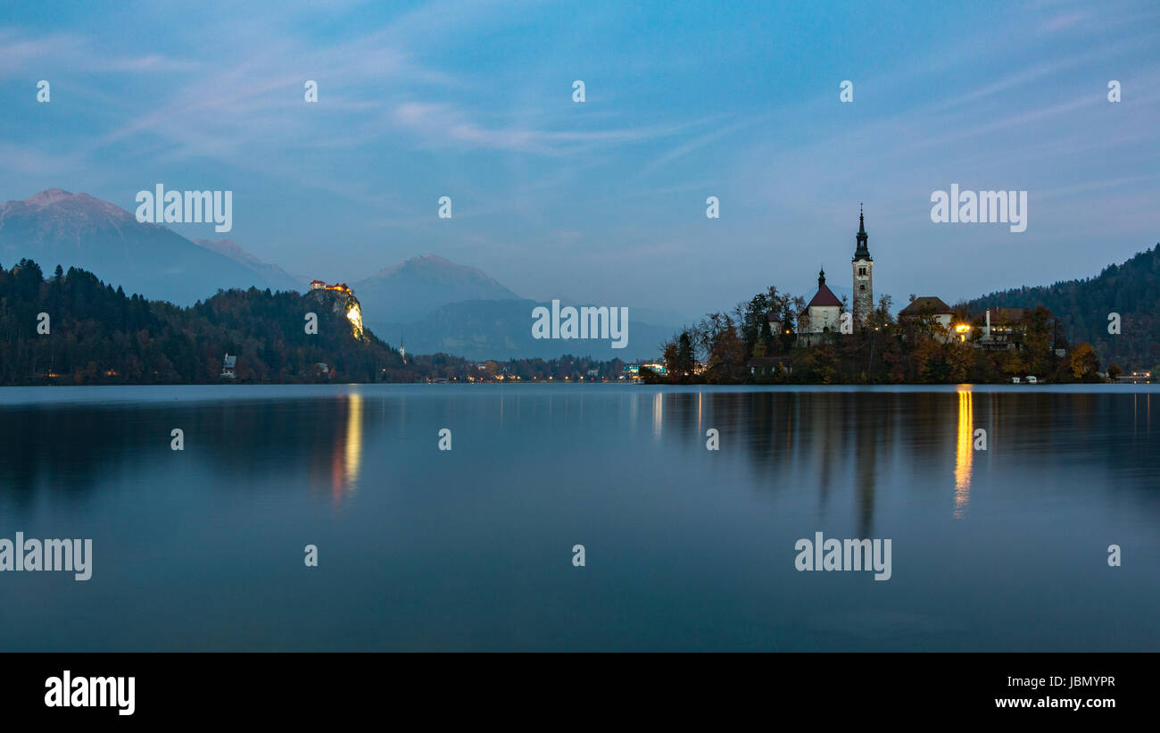 Un paisaje del lago Bled en hora azul Foto de stock