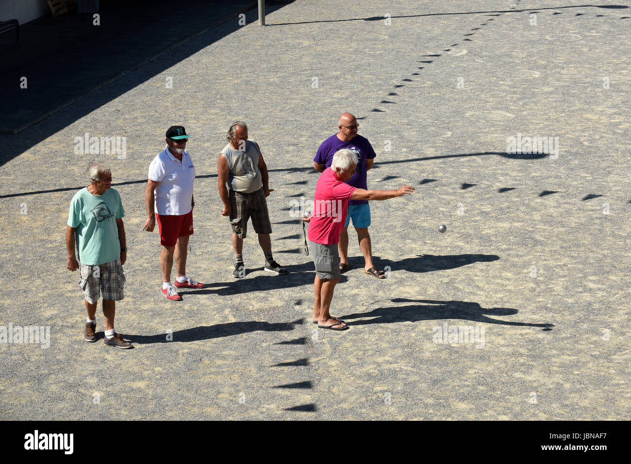 Hombres jugando petanca en Capbreton, en el suroeste de Francia. Hombres franceses hombres ocio pasatiempo amigos calle escena estilo de vida Foto de stock