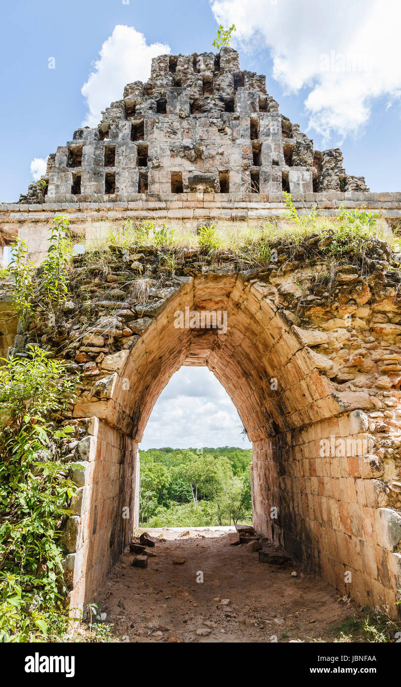 En Archway sobrepoblados arruinado muro en Uxmal, una antigua ciudad