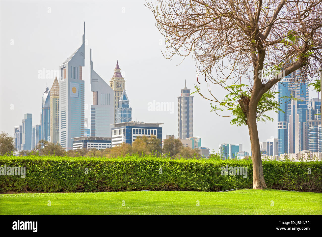 Dubai - el Centro con las Emirates Towers. Foto de stock
