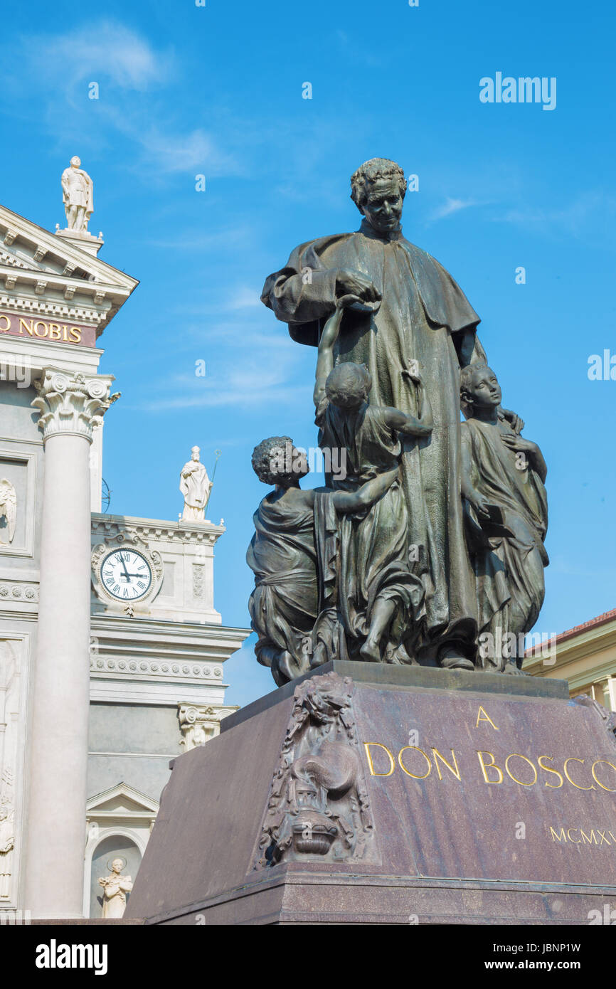 Turín, Italia - 15 de marzo de 2017: La estatua de Don Bosco, fundador de los Salesianos en frente de la Basílica María Ausilatrice (Basílica de María Ayuda) Foto de stock