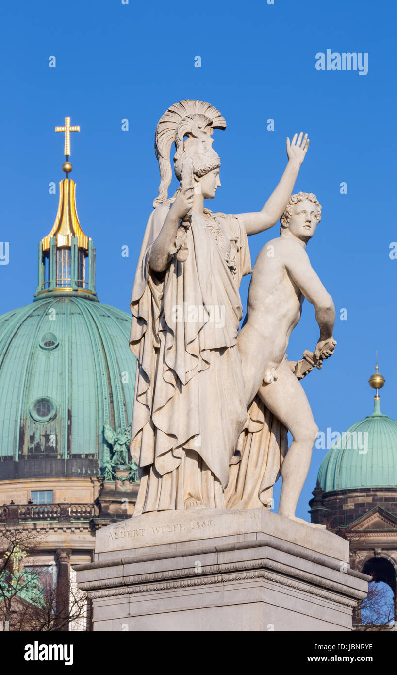 Berlín, Alemania, febrero - 13, 2017: La escultura en la Schlossbruecke - Athena lidera el joven guerrero en la lucha (Pallas Athene führt den jun Foto de stock