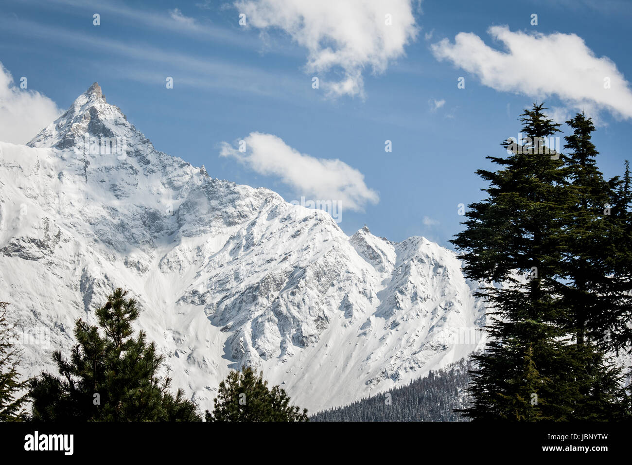 Titanic picos de montañas cubiertos de nieve de la sagrada Kinner Kailash a una altitud de 6.050 m. Imagen fotografía de paisaje invernal del Himalaya Foto de stock