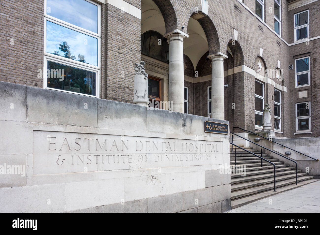 Signo exterior de entrada al Hospital Dental Eastman, Instituto de Cirugía Dental, University College de Londres los hospitales NHS Foundation Trust Foto de stock