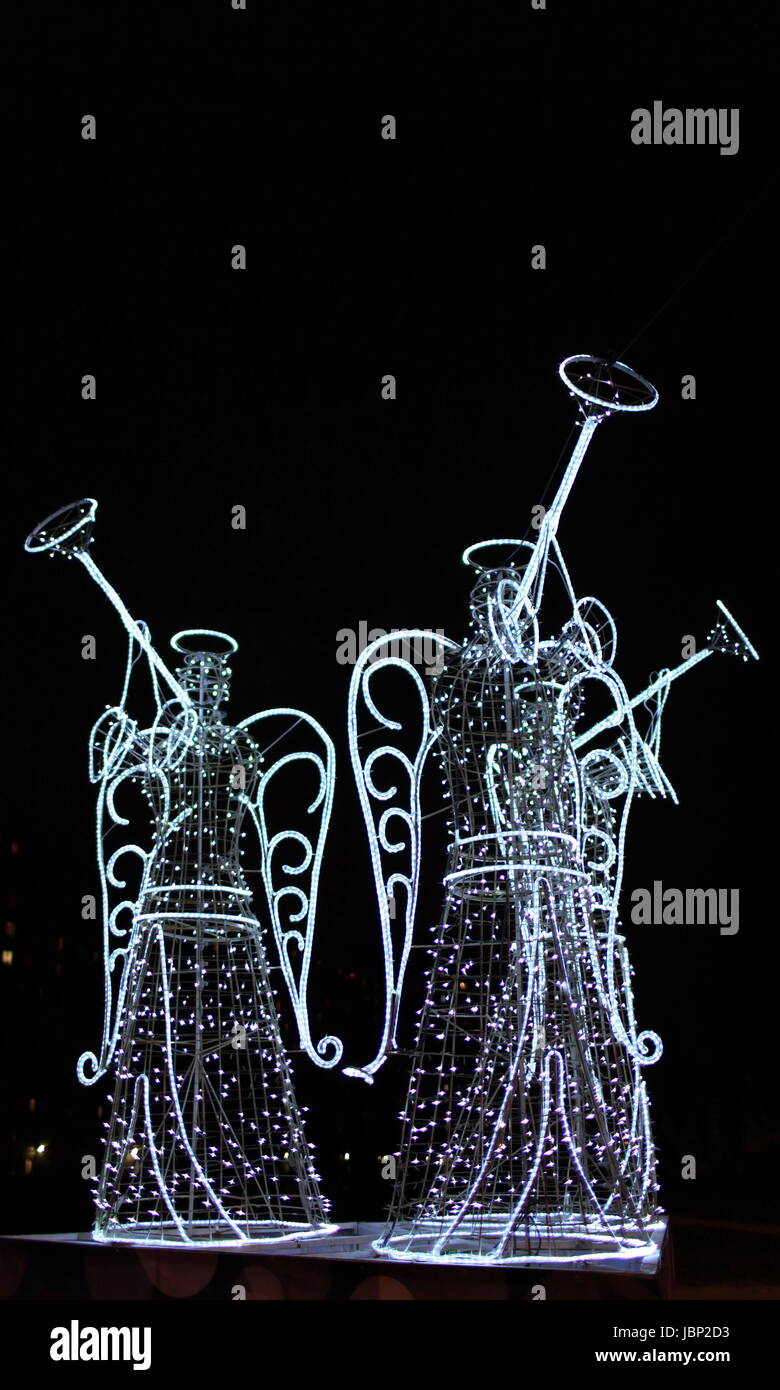 Tres luminosas figuras de ángeles con las trompetas en la noche Foto de stock