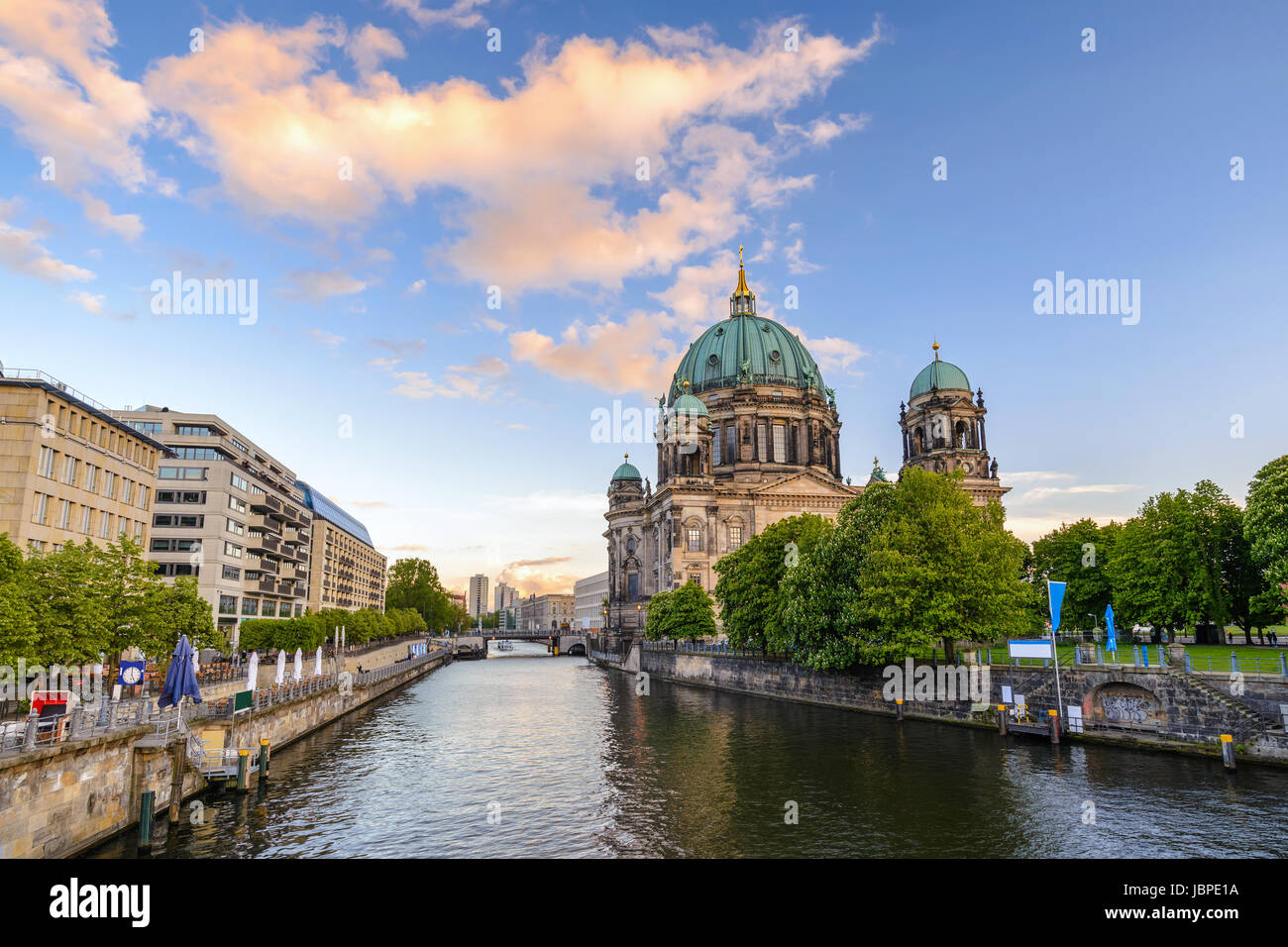 La Catedral de Berlín o Berliner Dom al atardecer, Berlín, Alemania Foto de stock