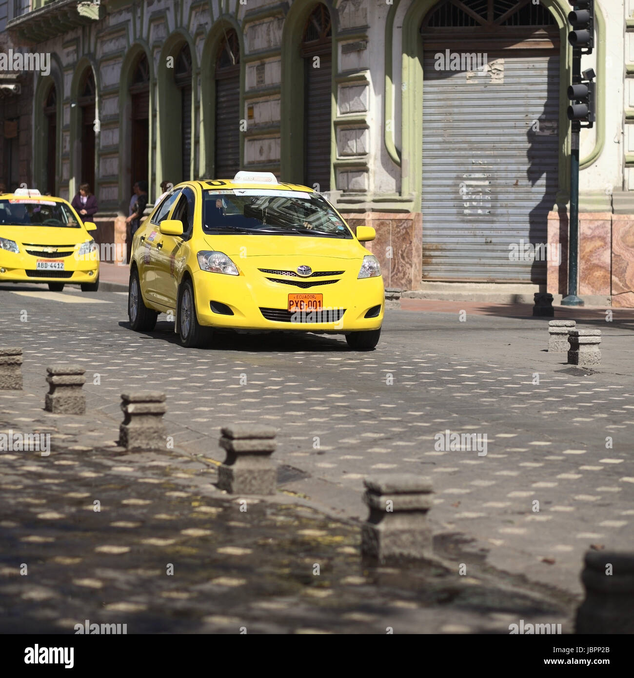 CUENCA, ECUADOR - Febrero 13, 2014: el taxi en la avenida Mariscal Sucre el  13 de febrero de 2014 en el centro de la ciudad de Cuenca, Ecuador  Fotografía de stock - Alamy
