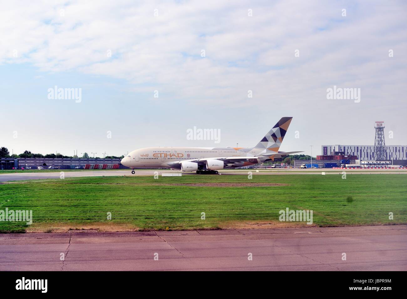 Un Etihad Airways jet despegando en el aeropuerto internacional de Heathrow de Londres, uno de los aeropuertos más activos del mundo. Londres, Inglaterra. Foto de stock