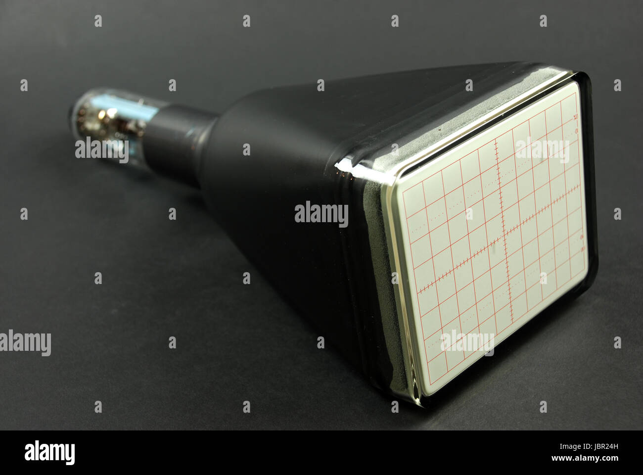 Tubo de vacío utilizadas en un osciloscopio analógico antiguo en el  laboratorio Fotografía de stock - Alamy