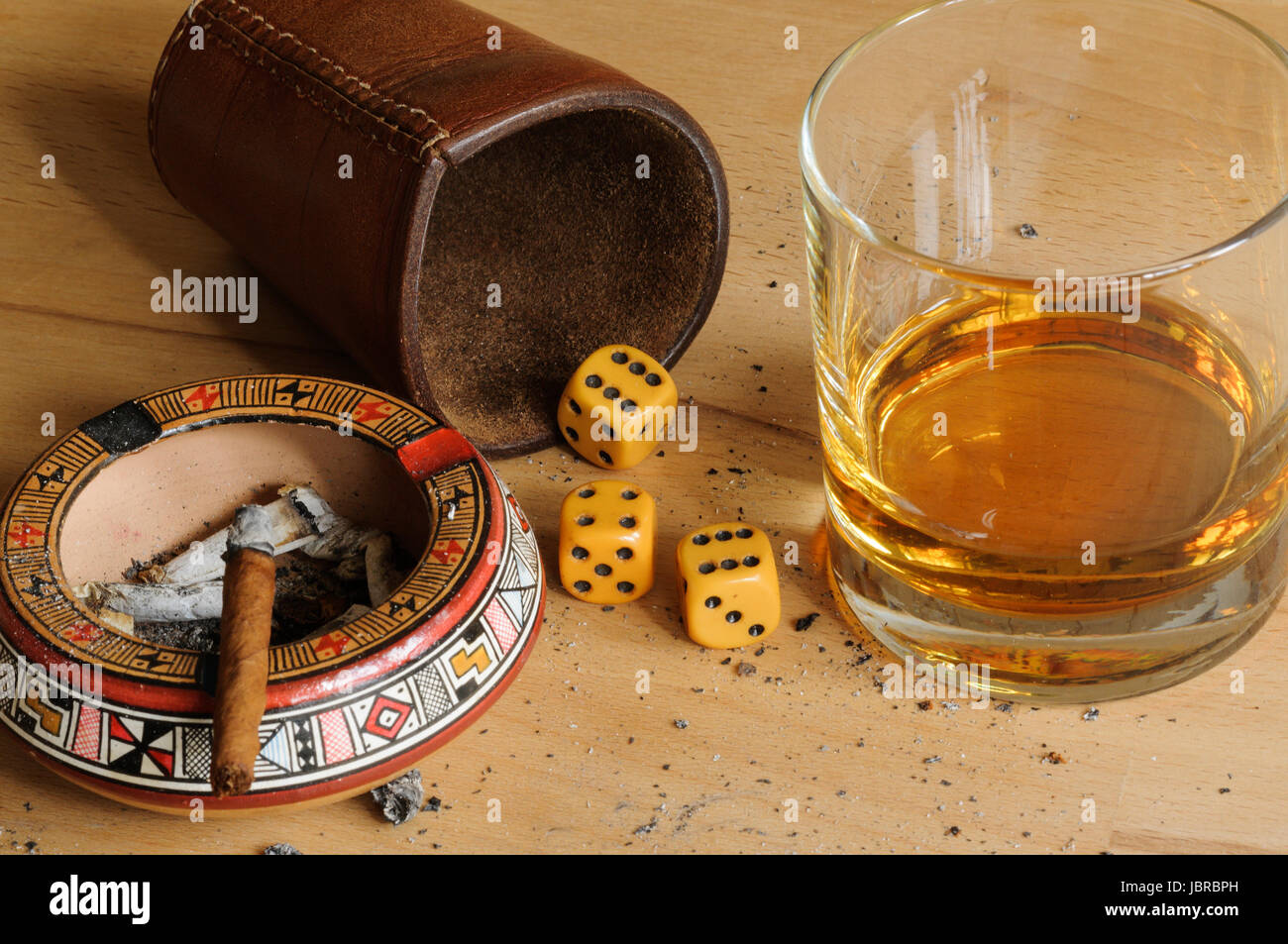 Zigarre Wuerfelspiel mit und alkoholischem Getraenk. Foto de stock