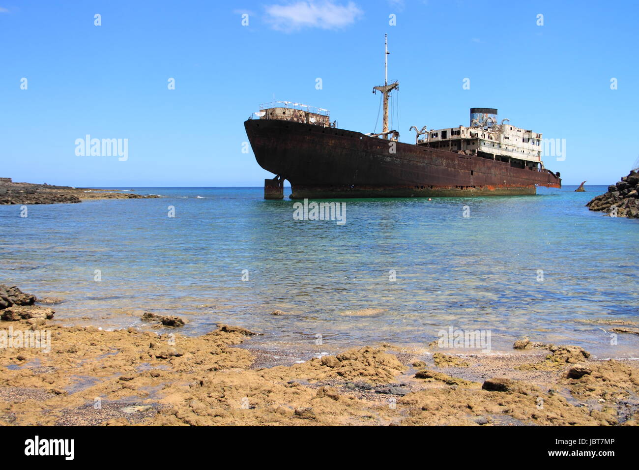 Naufragio de un buque de carga en las caletas,Lanzarote Fotografía de stock  - Alamy