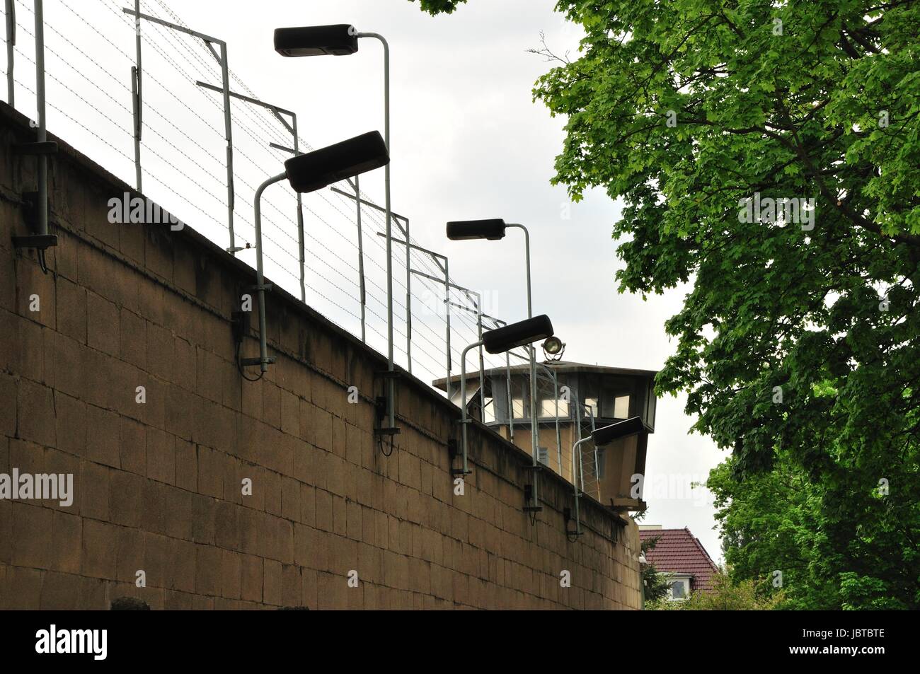 Die Außenmauer des Stasigefängnisses en Berlín. Foto de stock