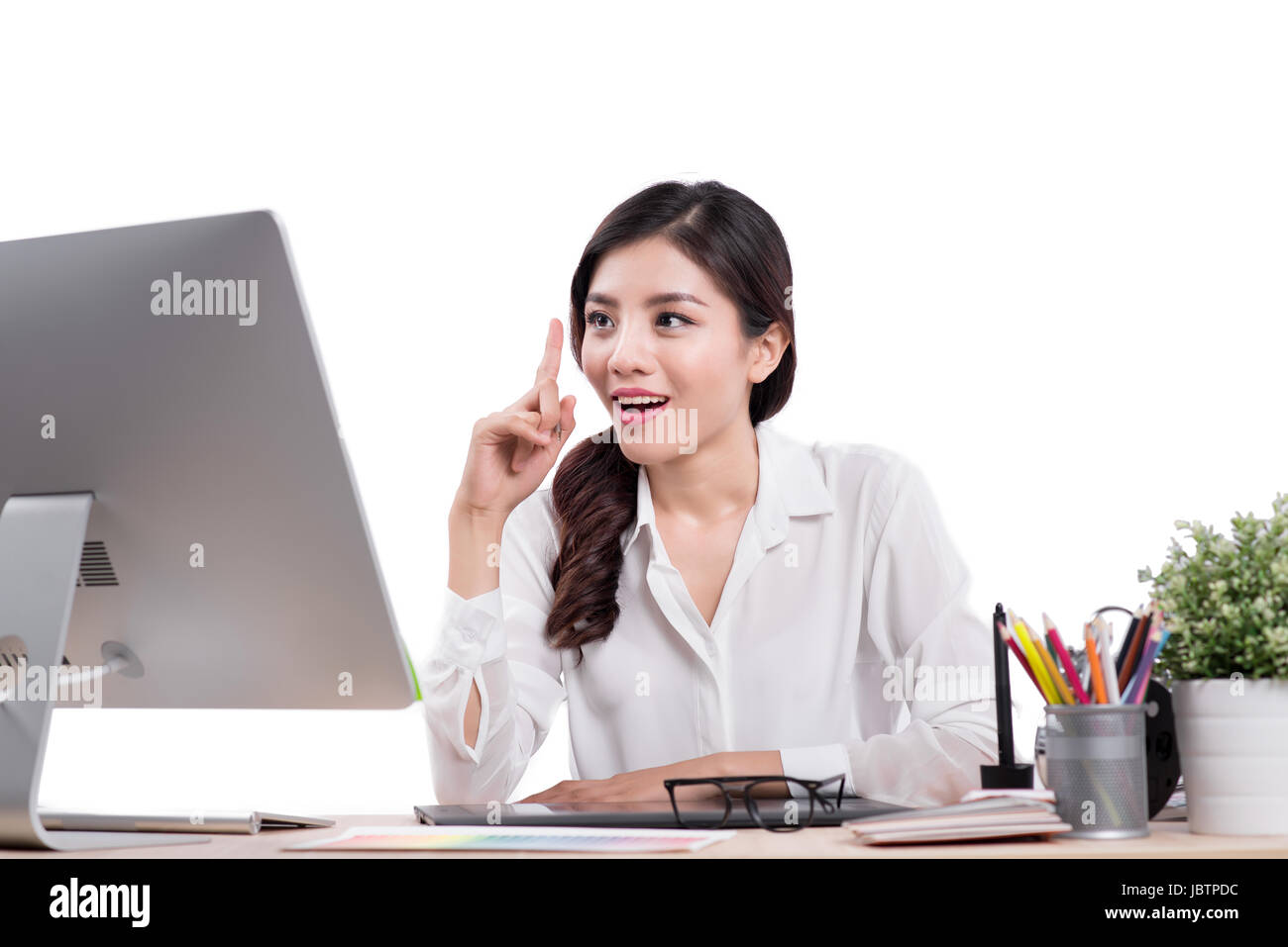 Diseñador gráfico hermoso con tableta gráfica para hacer su trabajo en escritorio Foto de stock