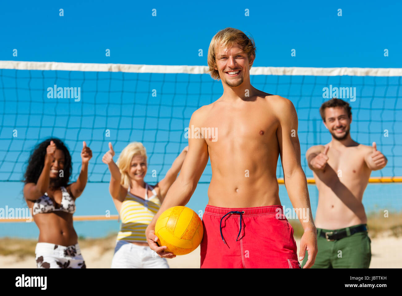 Jogo De Vôlei No Parque à Noite Foto de Stock Editorial - Imagem de parque,  julho: 224088738