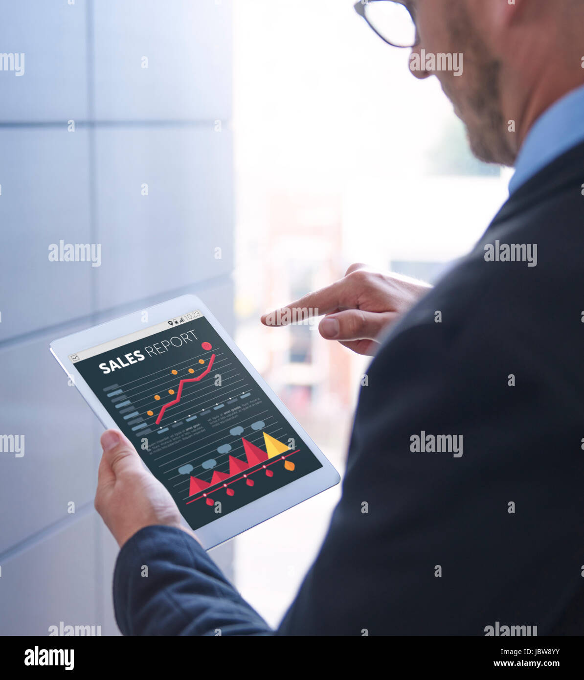 El hombre en traje mediante tableta digital Foto de stock