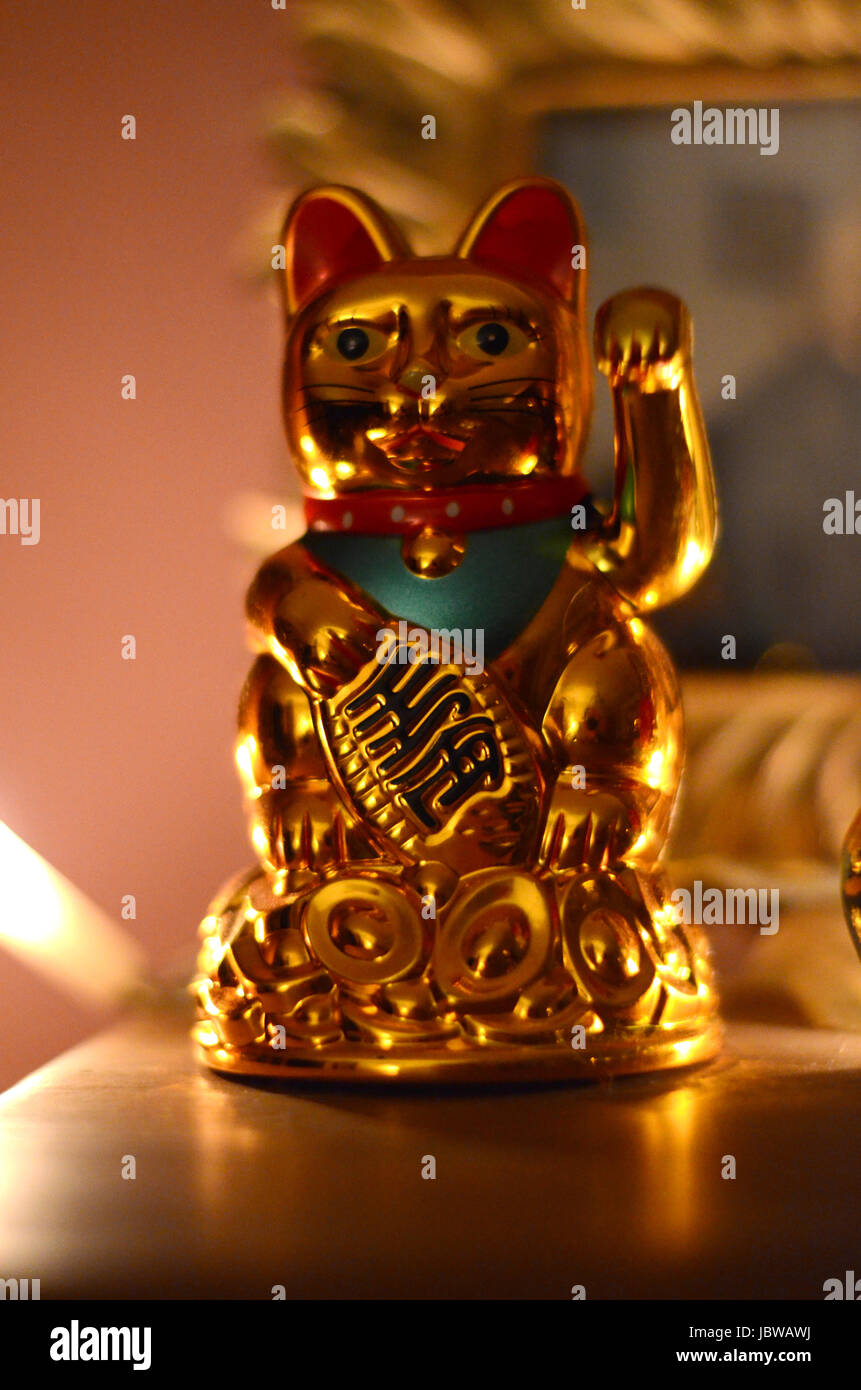 Golden Maneki Neko, el gato afortunado Foto de stock