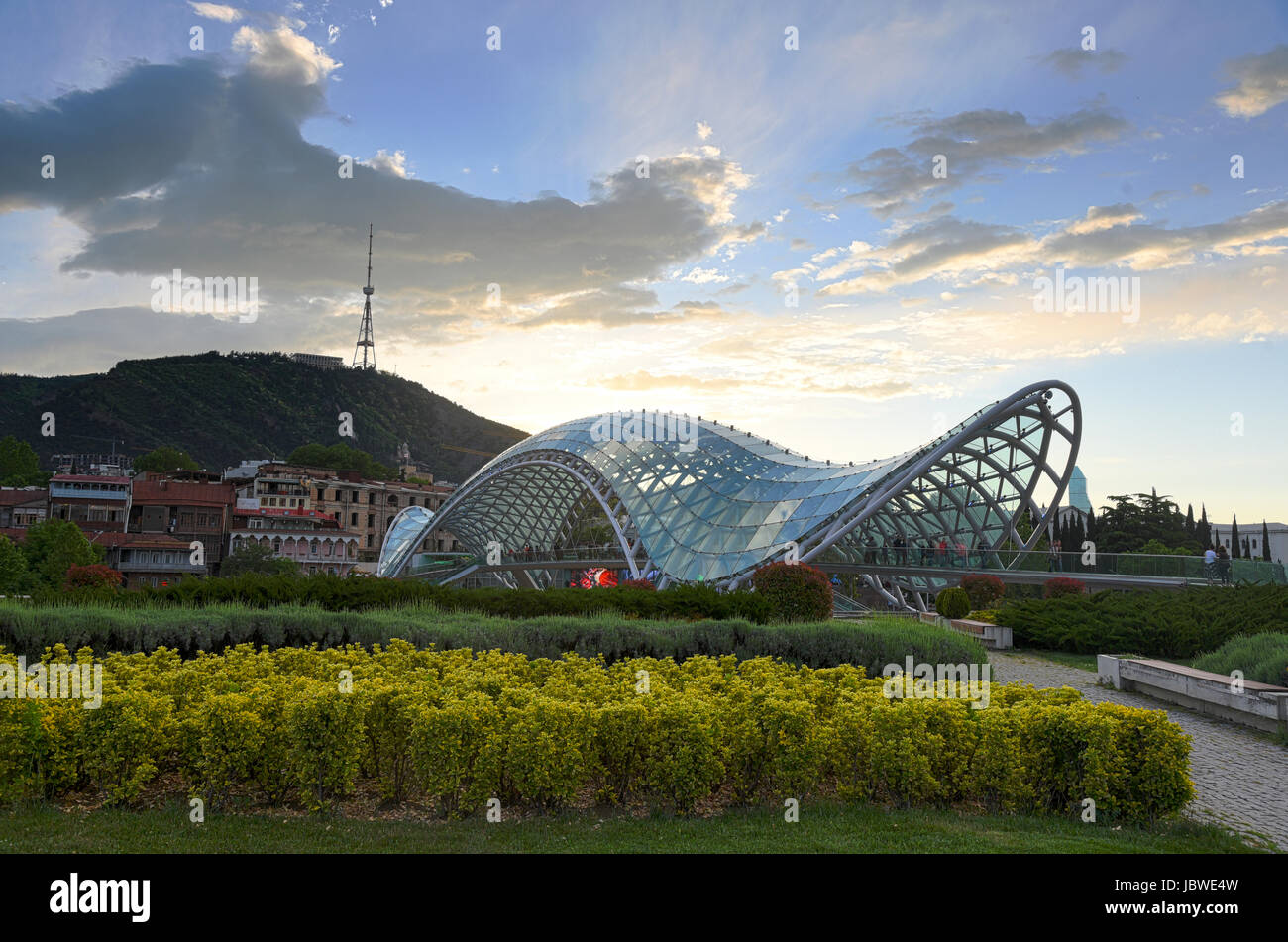 Georgia, Tbilisi, vista de la ciudad y el río Kura (Mtkvari) puente peatonal Foto de stock