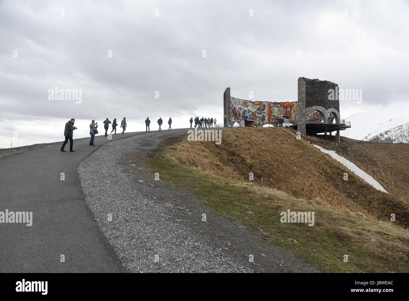 Georgia, la carretera militar de la era soviética, Monumento a la amistad de Rusia Georgia Foto de stock