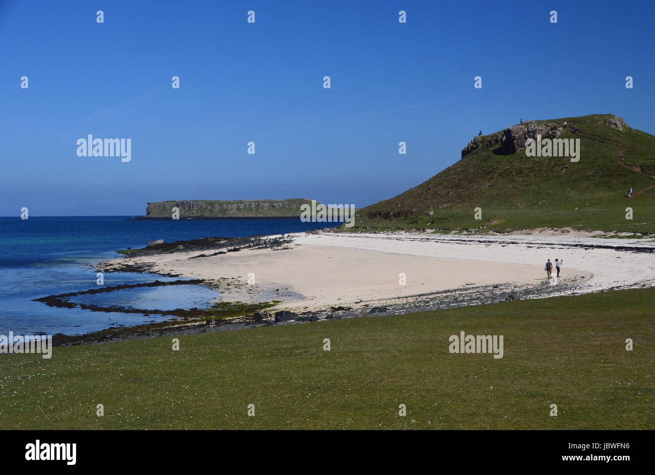 La gente Wallking en Coral Beach cerca Claigan, Dunvagan, Isla de Skye, Escocia, Reino Unido Foto de stock