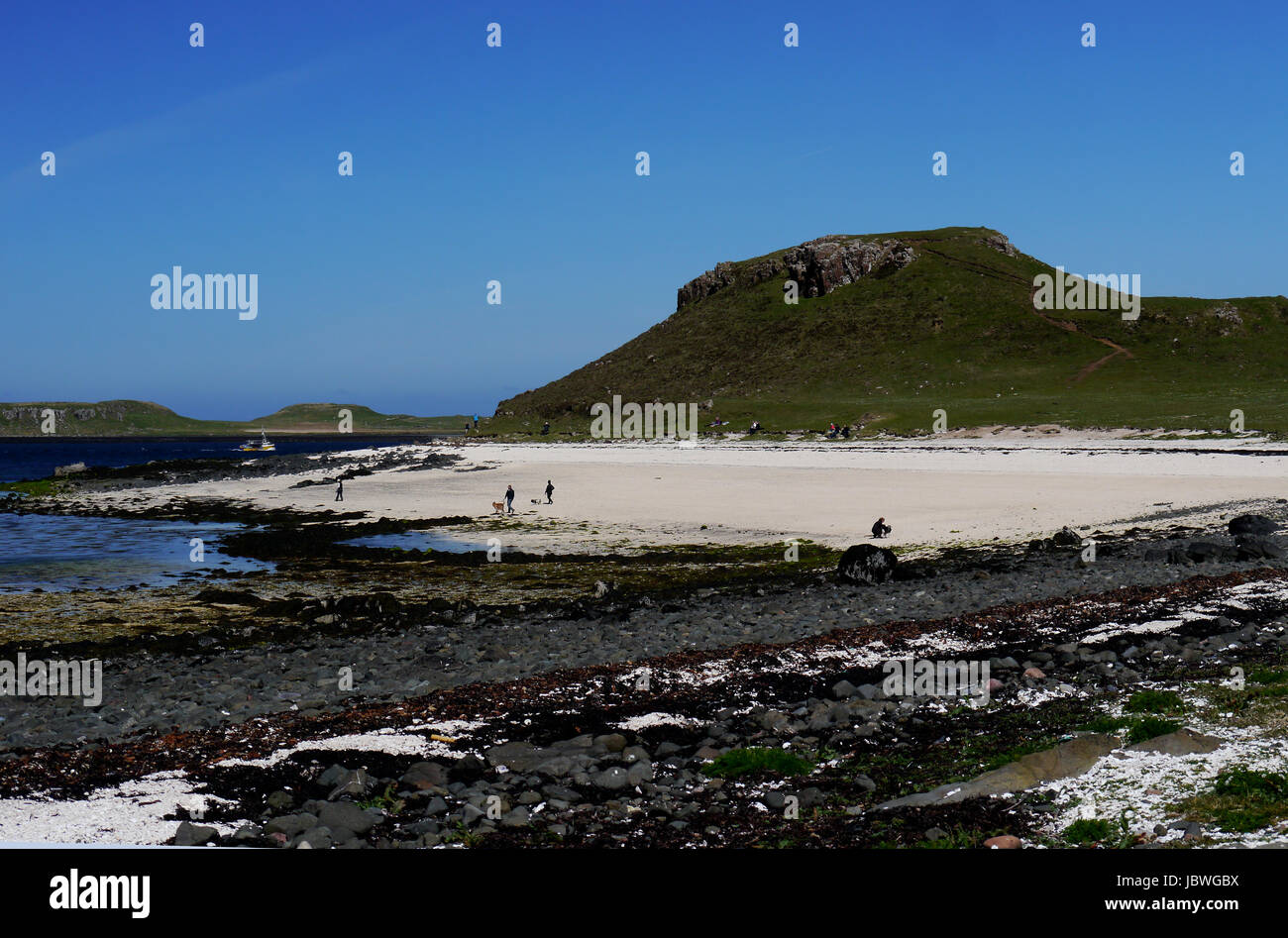 La gente Wallking en Coral Beach cerca Claigan, Dunvagan, Isla de Skye, Escocia, Reino Unido Foto de stock