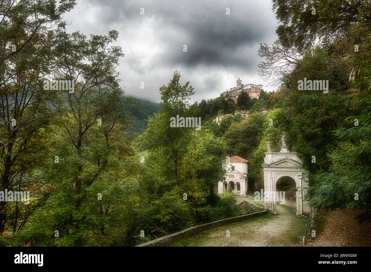 Monte Sagrado de Varese en una tarde nublada de septiembre con bosque verde y cielo gris - Lombardía, Italia Foto de stock