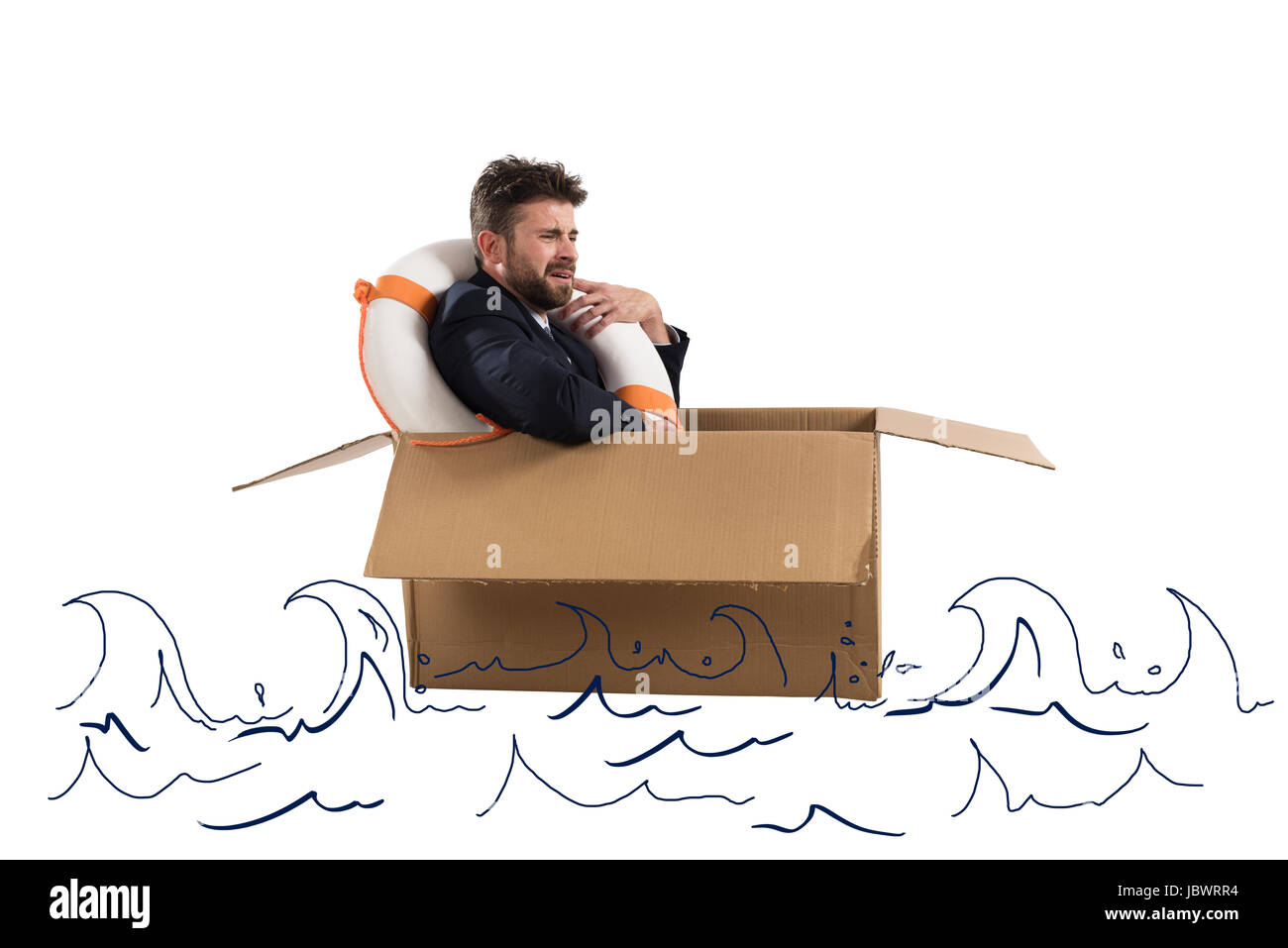 Miedo empresario con un cartón en el océano Foto de stock