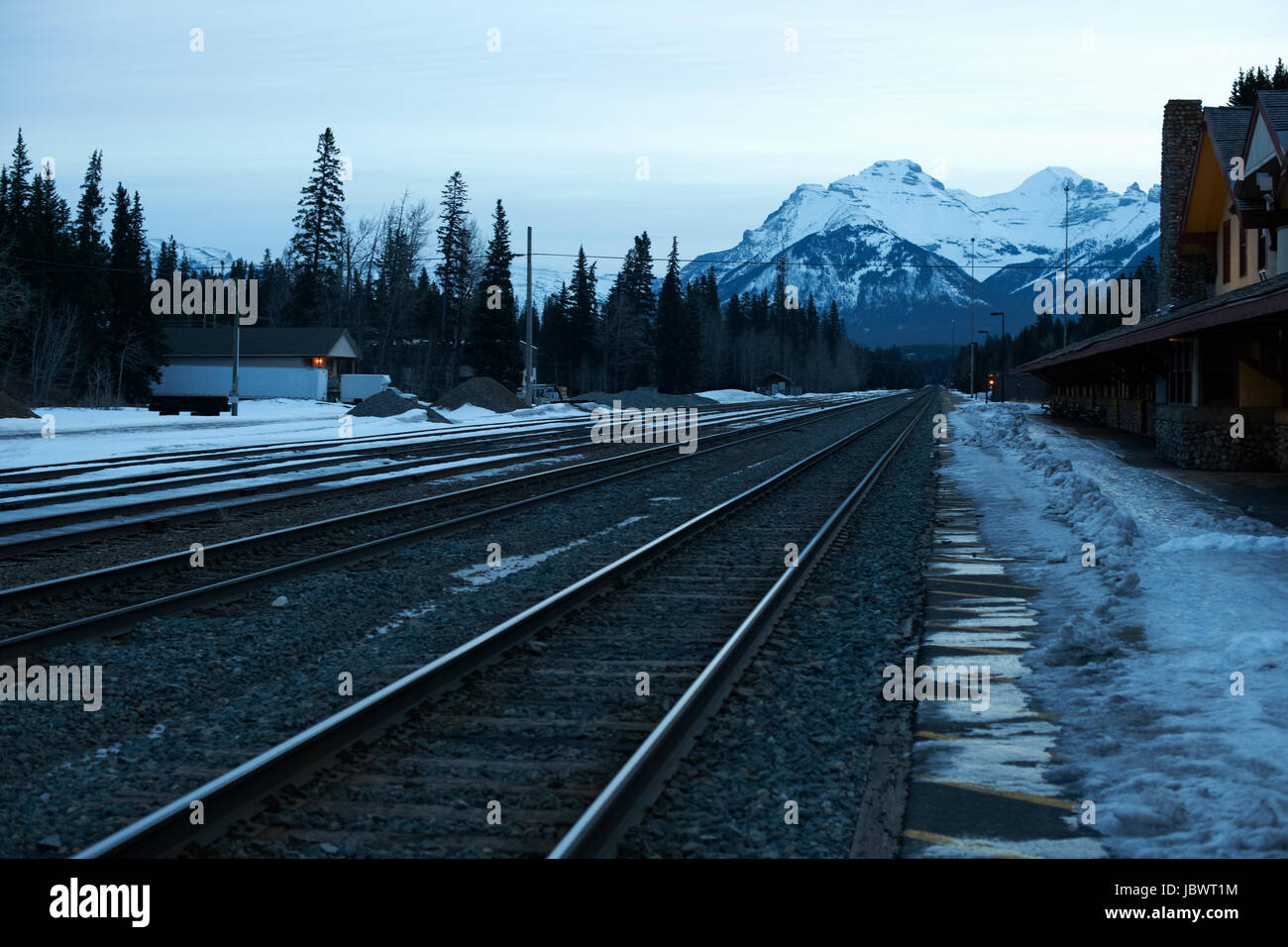 Perspectiva decreciente de las vías de ferrocarril, de Banff, Canadá Foto de stock