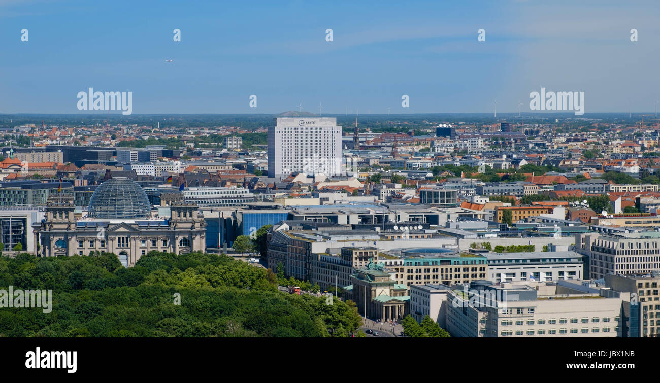 Berlín, Alemania - 9 de junio, 2017: Berlin skyline sobre el edificio del Reichstag, la Puerta de Brandenburgo (Brandenburger Tor), Berlín, Alemania. Foto de stock