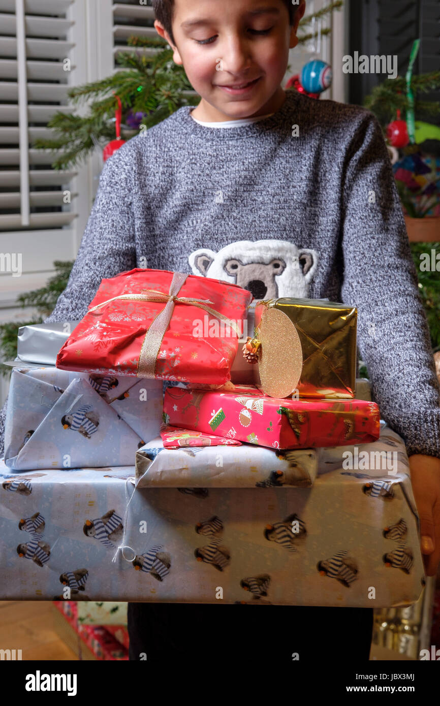 Boy,9 años con regalos de Navidad Foto de stock