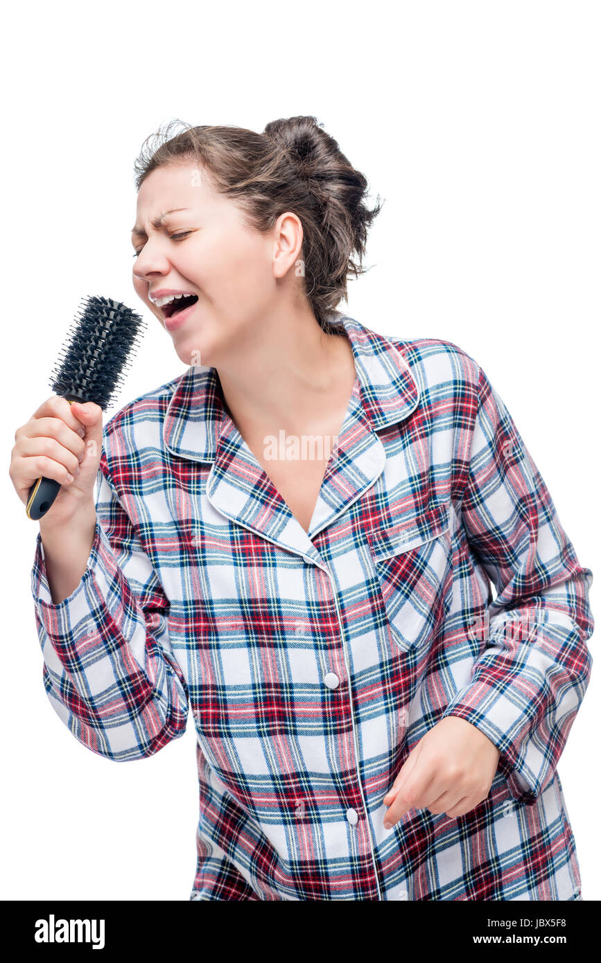 Una chica en pijama ama a cantar una canción en lugar de un micrófono, un  cepillo sobre un fondo blanco Fotografía de stock - Alamy