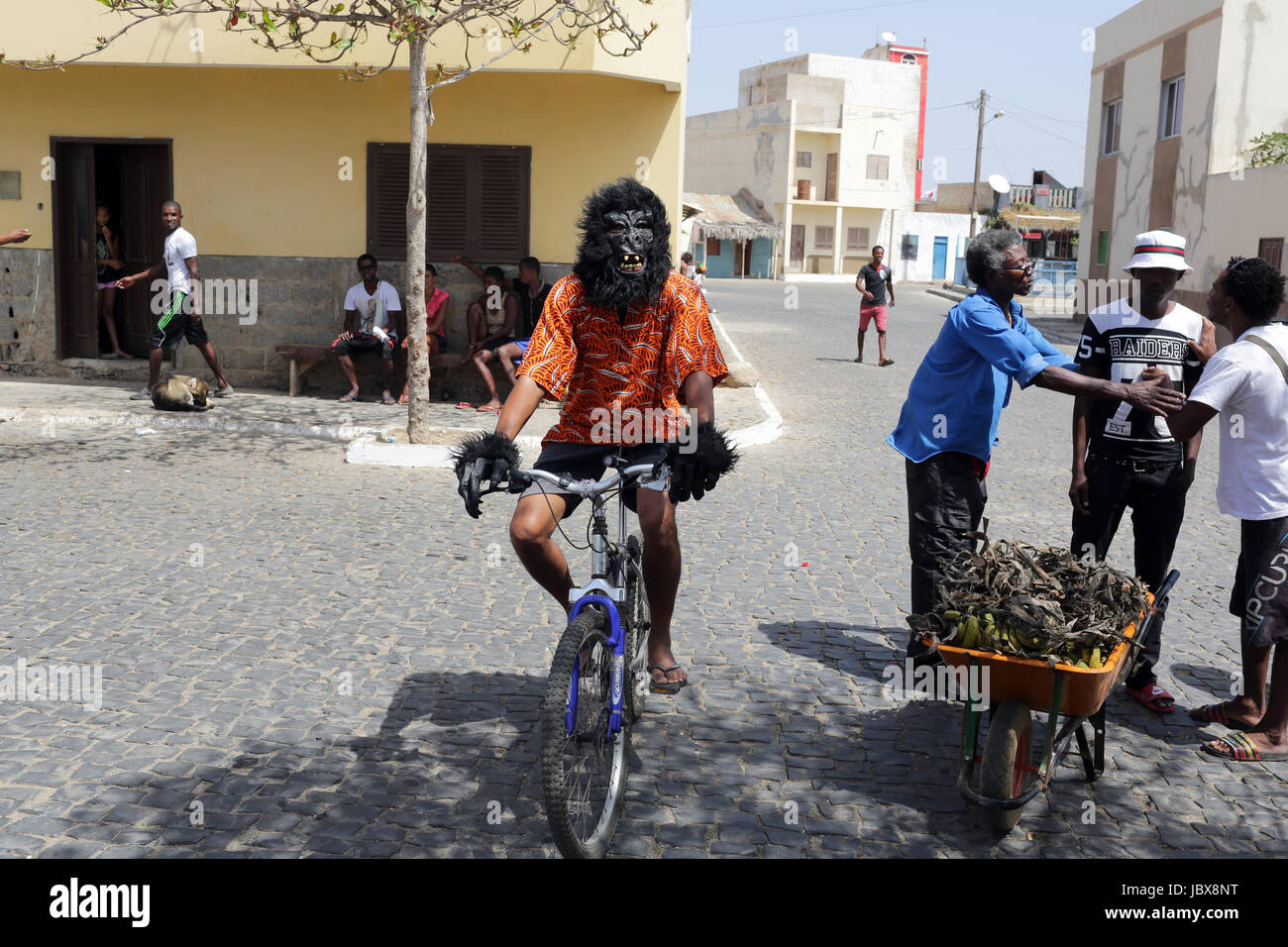 El hombre en traje de gorila va en bicicleta Fotografía de stock - Alamy