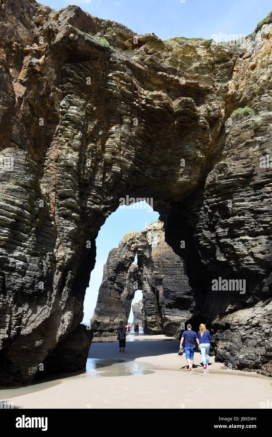 Los arcos de roca natural en la playa de Las Catedrales en Galicia, en el norte de España. Costa Cantábrica, Galicia, España. Foto de stock