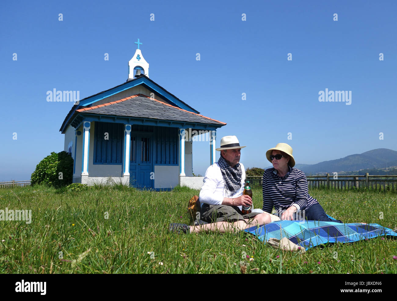 Los turistas que se hacen un picnic en la Capilla de La Regalina, Cadavedo, Asturias, España Foto de stock