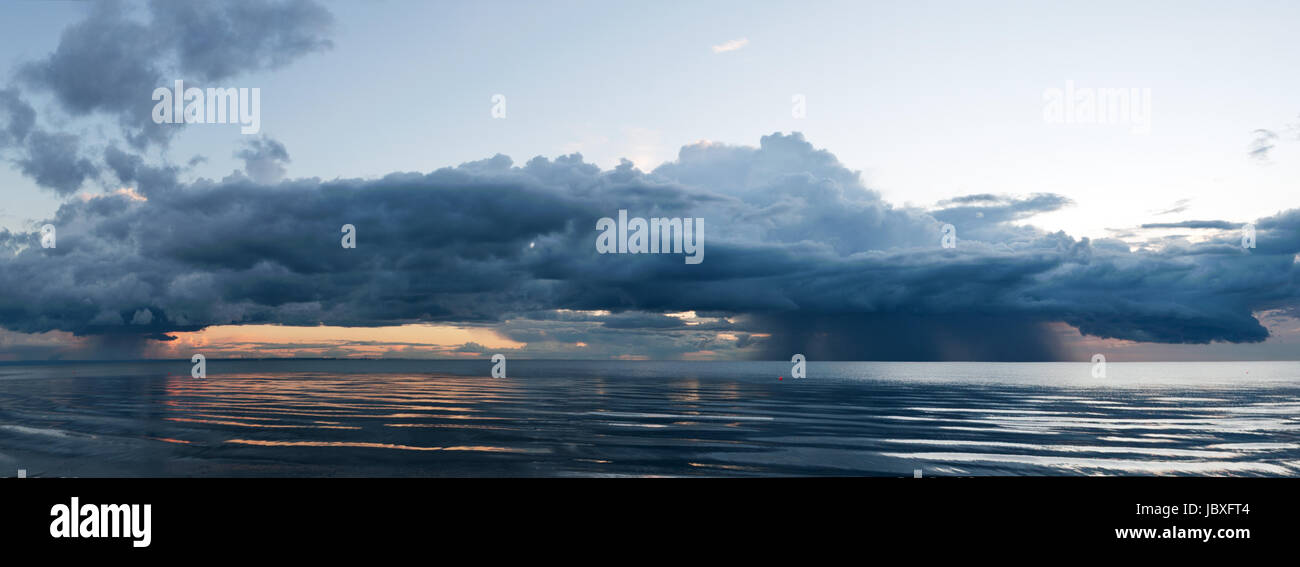 Panorama de las nubes de lluvia en acción en el mar en sillamae Foto de stock