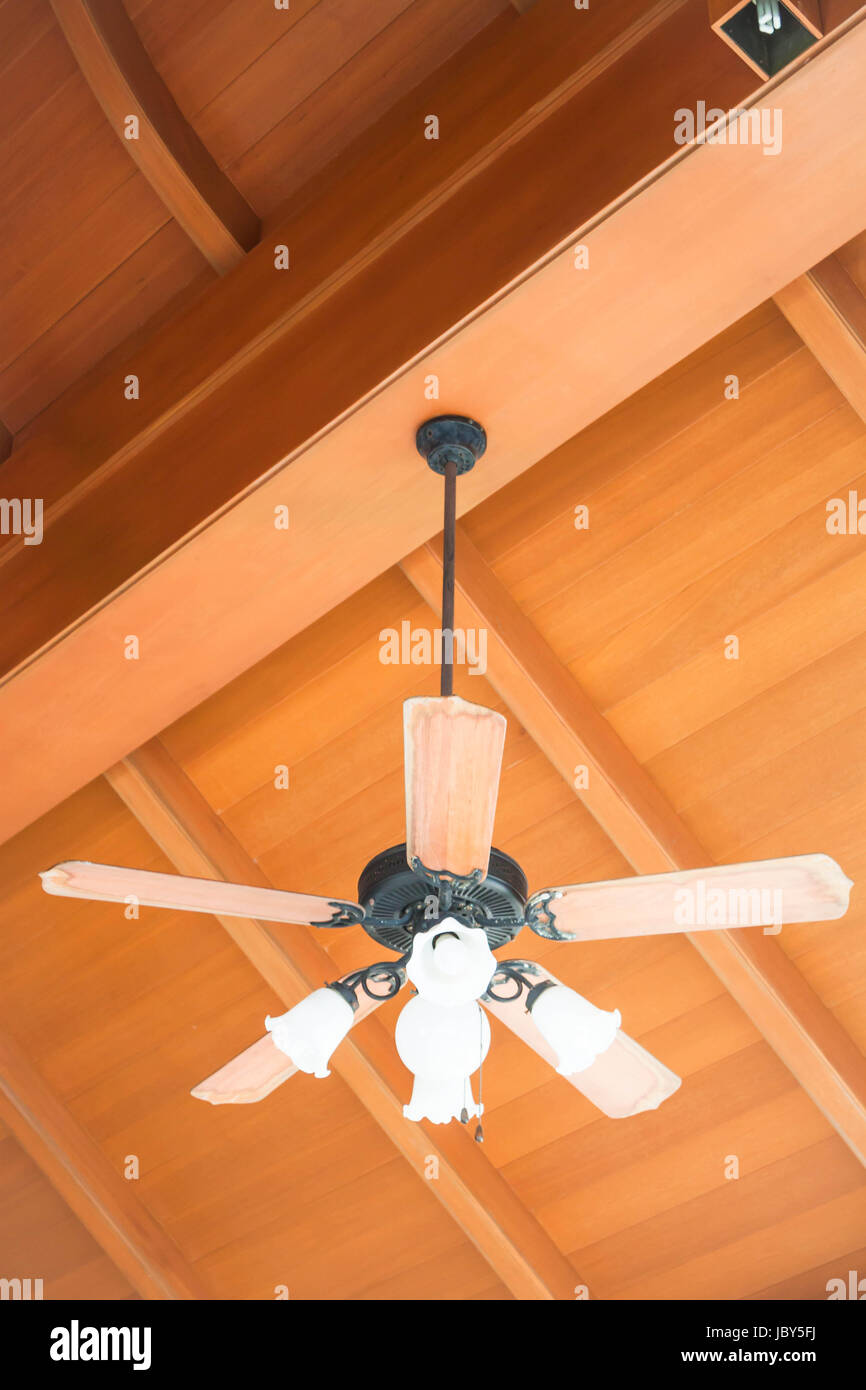 Ventilador de techo de madera colgantes con lámparas de cristal Fotografía  de stock - Alamy