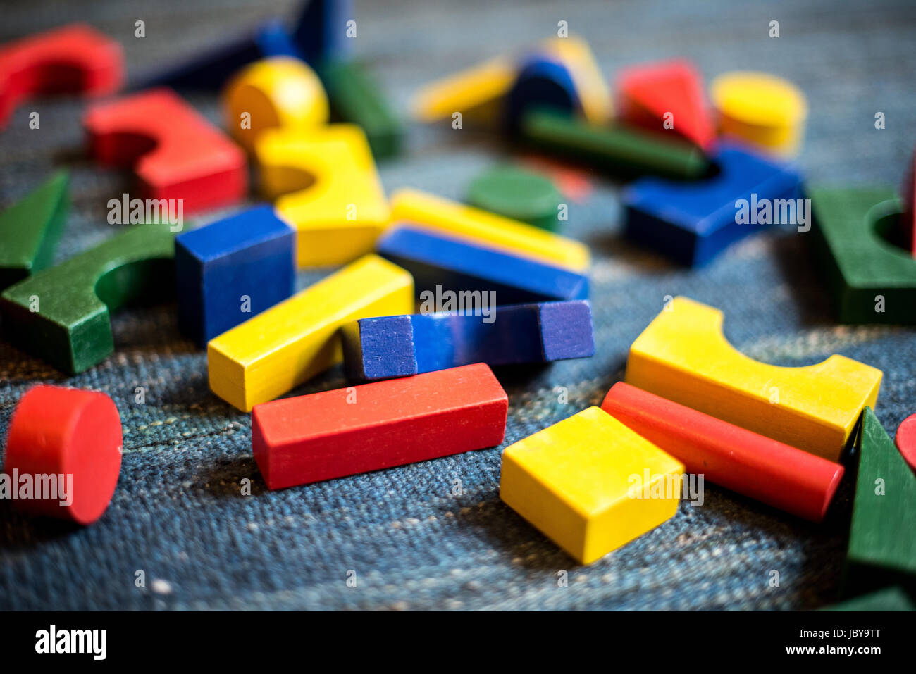 Geométrica y construir juguetes de madera para niños para fines didácticos y pedagógicos Fotografía de stock - Alamy