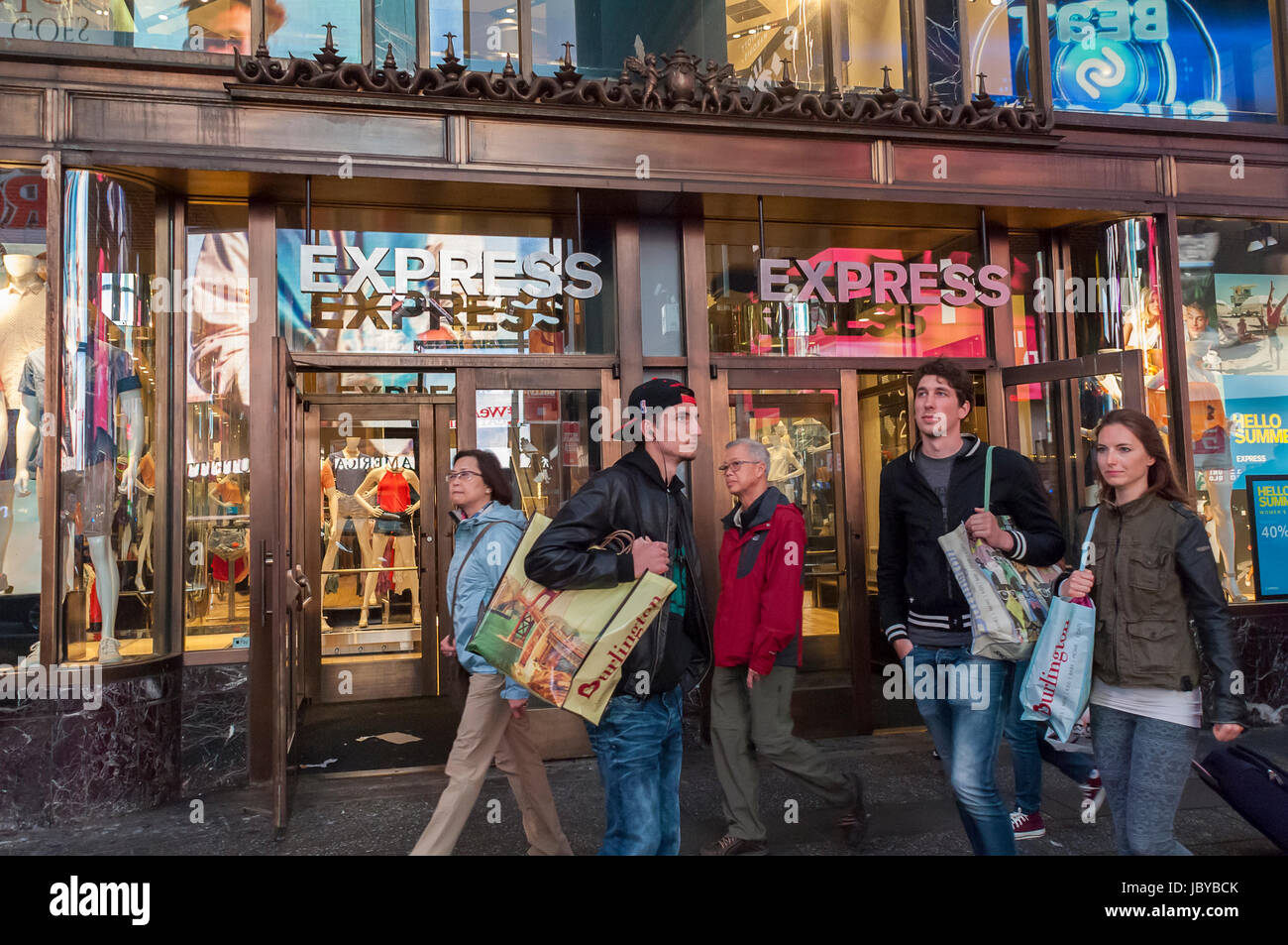 Ropa express fotografías e imágenes de alta resolución - Alamy